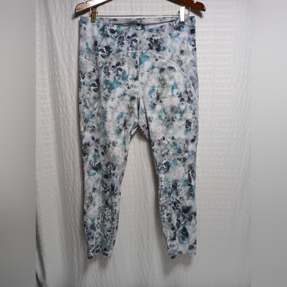 Lululemon Ladies 3/4 Leggings. Size 14 - Picture 2 of 7